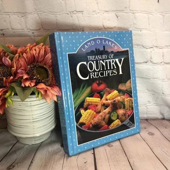 Vintage 1989 Land o Lakes TREASURY OF COUNTRY RECIPES cookbook - Picture 1 of 9